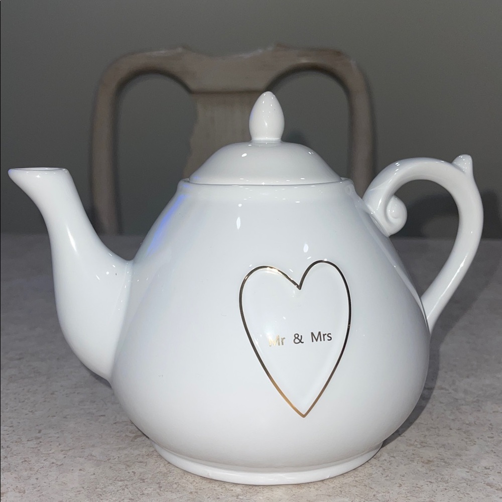 BN ARLINGTON DESIGNS WHITE GLOSS CERAMIC TEAPOT WITH MR. & MRS GOLD HEART FRONT